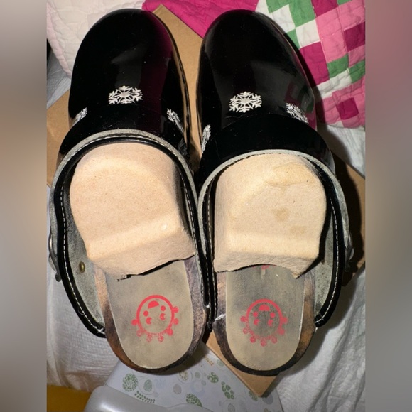 Hanna Andersson Black Patent Leather Snowflake Wooden Clogs Sz -11 (euro sz42) - Picture 2 of 15